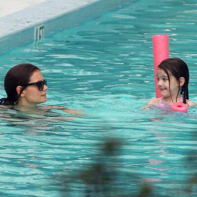 Suri planscht im Pool