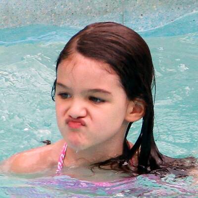 Suri planscht im Pool