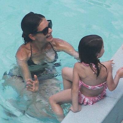 Suri planscht im Pool