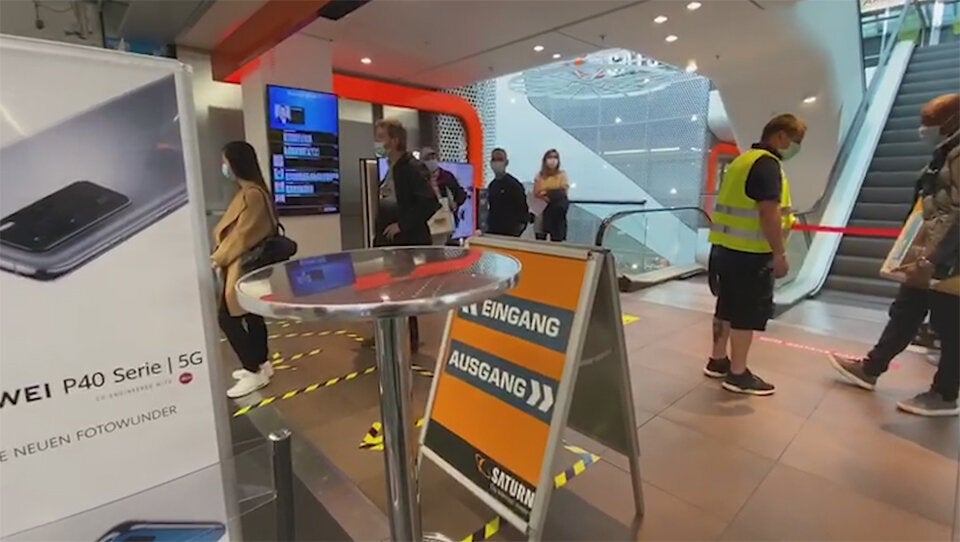 Großer Shopping-Neustart: Ansturm & lange Schlangen