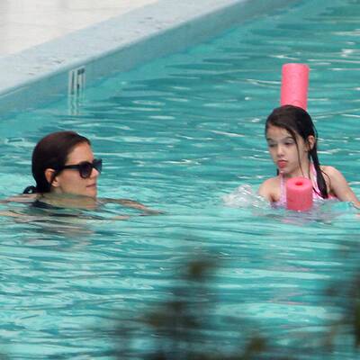 Suri planscht im Pool