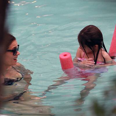 Suri planscht im Pool