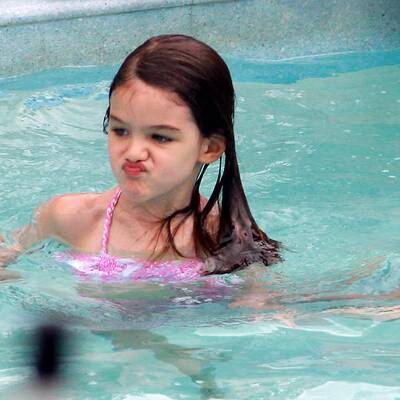 Suri planscht im Pool