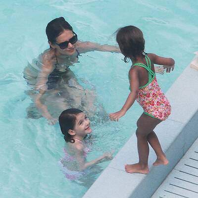 Suri planscht im Pool