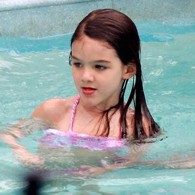 Suri planscht im Pool