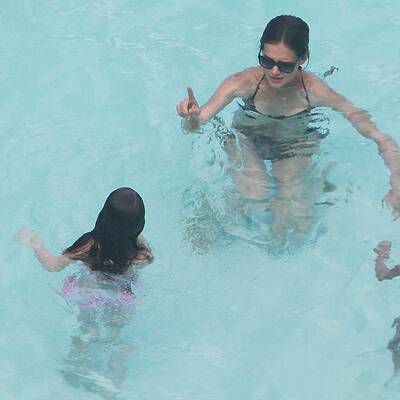 Suri planscht im Pool