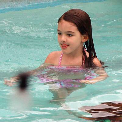 Suri planscht im Pool