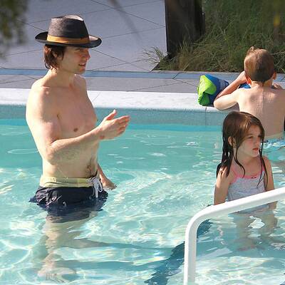 Suri planscht im Pool