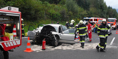 Pkw rast in Tankwagen - 1 Schwerverletzter 