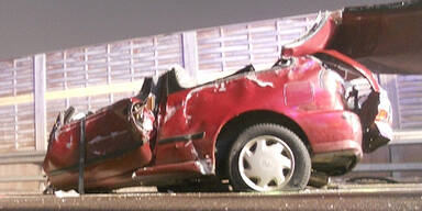 Horror-Crash auf der S6: Auto zerrissen 