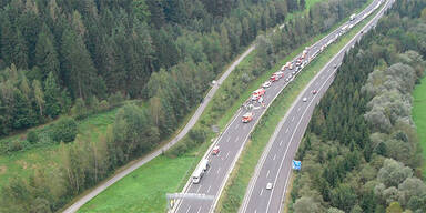 Pkw rast in Tankwagen - 1 Schwerverletzter 