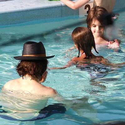 Suri planscht im Pool