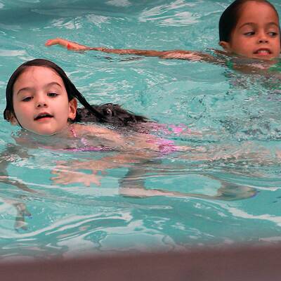 Suri planscht im Pool