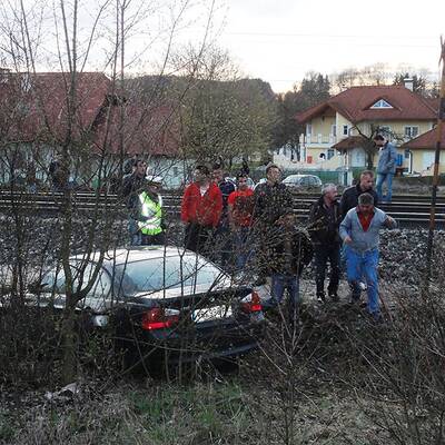 Pkw krachte in Auto von Ersthelfer