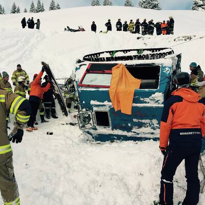 Pistenraupe stürzt ab: Elf Verletzte 