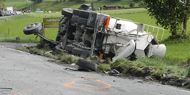 Frontal-Crash mit Lkw - Autolenker tot