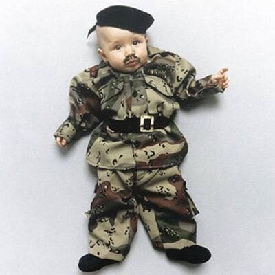 Baby als Hitler verkleidet