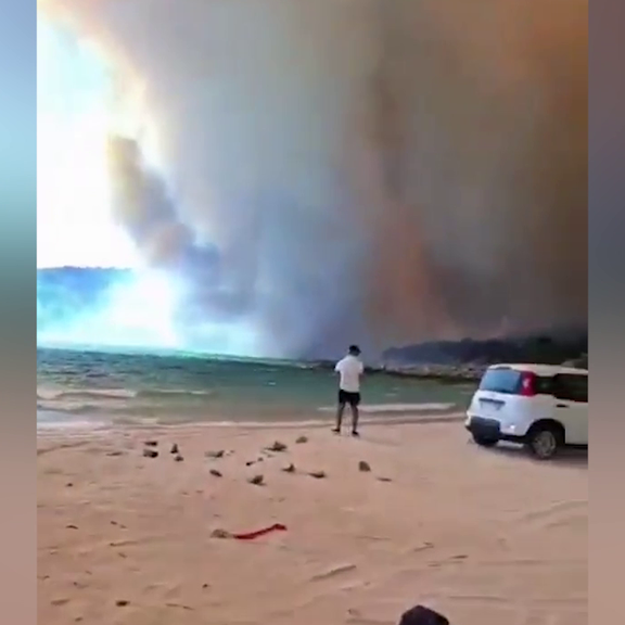 Feuer-Hölle Sardinien: Urlauber am Strand einschlossen