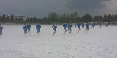 Fußball-Training im Hagelsturm