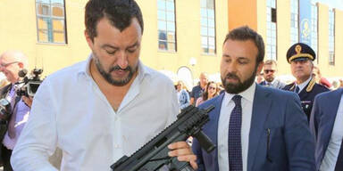 Dieses Salvini-Foto sorgt f&uuml;r einen Mega-Eklat