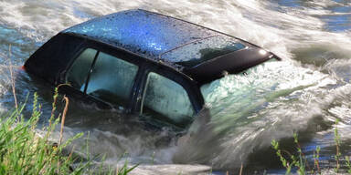 Deutscher st&uuml;rzt mit Auto in die Salzach