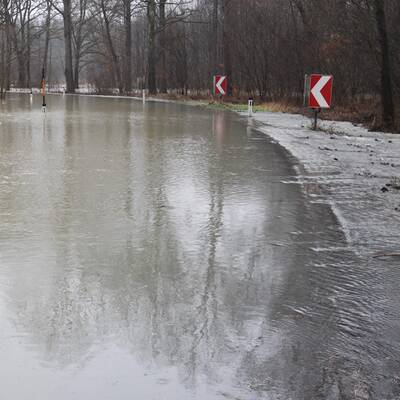 Feuerwehrleute bei Aufräumarbeiten im Bezirk Lieze