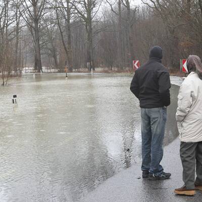 Feuerwehrleute bei Aufräumarbeiten im Bezirk Lieze