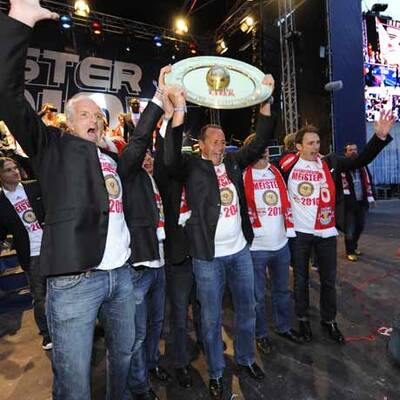 Salzburger Meisterkicker von Fans gefeiert