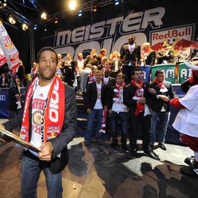 Salzburger Meisterkicker von Fans gefeiert