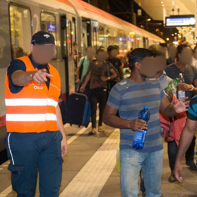 Bis zu 2.000 Flüchtlinge warteten in Salzburg auf die Weiterreise nach Deutschland.