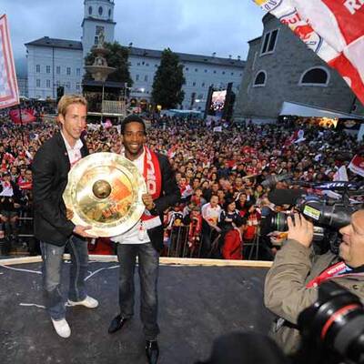 Salzburger Meisterkicker von Fans gefeiert