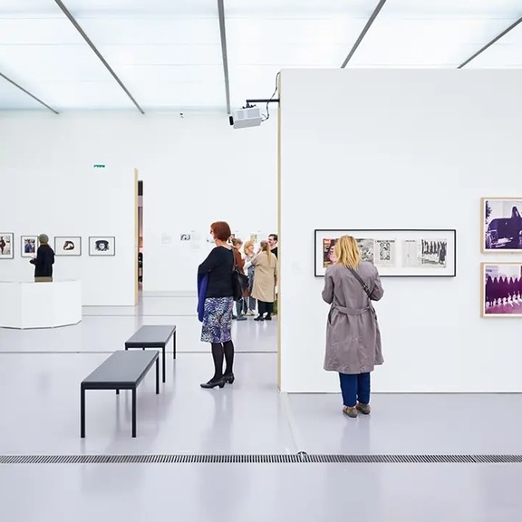 Sammlung Verbund: Kunst über Sorgearbeit in der Albertina