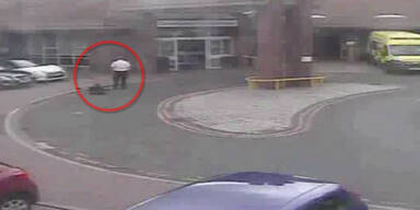 Sanit&auml;ter schaut Mann beim Sterben zu