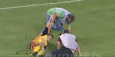 So behandelt man keinen verletzten Spieler