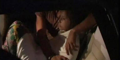 Hübsche Touristinnen mit Säure übergossen