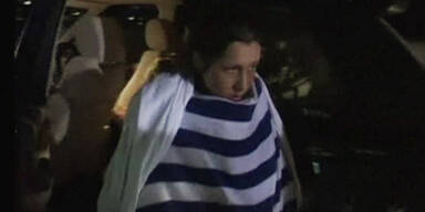 Hübsche Touristinnen mit Säure übergossen