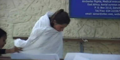 Hübsche Touristinnen mit Säure übergossen