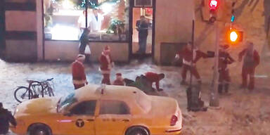 Prügelnde Weihnachts- Männer legen Verkehr lahm