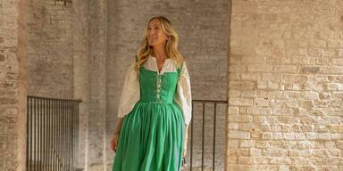 "And Just Like That": Carrie Bradshaw trägt Dirndl von Austro-Designerin Lena Hoschek in neuer Folge