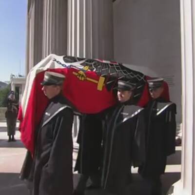 Der Sarg wird aus dem Hohen Haus gebracht