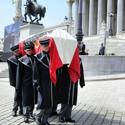 Der Sarg wird aus dem Hohen Haus gebracht