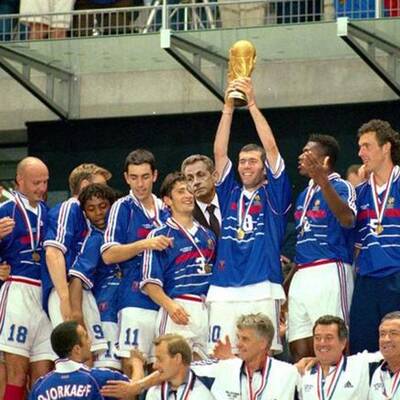 Internet spottet über Sarkozy