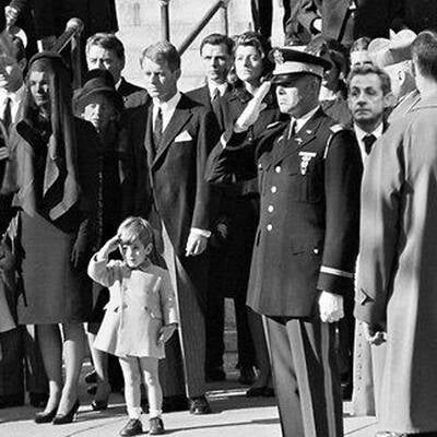 Internet spottet über Sarkozy