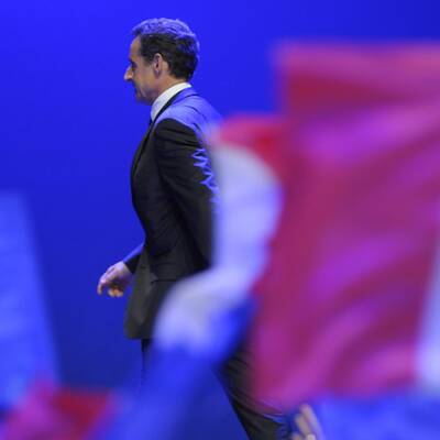 Vor seinen Anhängern verkündete Sarkozy seinen Rückzug aus der Politik.