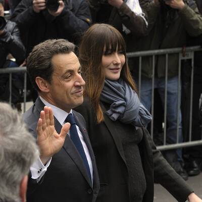 Das amtierende Präsidenten-Paar wählte im vornehmen 16. Pariser Arrondissement.