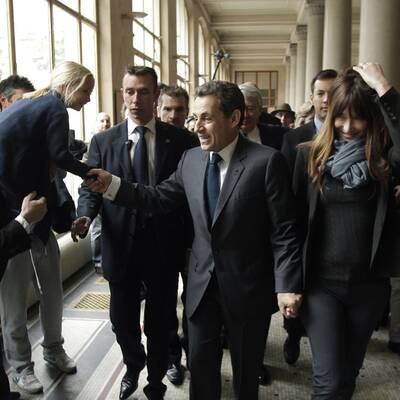 Das amtierende Präsidenten-Paar wählte im vornehmen 16. Pariser Arrondissement.