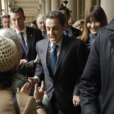 Das amtierende Präsidenten-Paar wählte im vornehmen 16. Pariser Arrondissement.