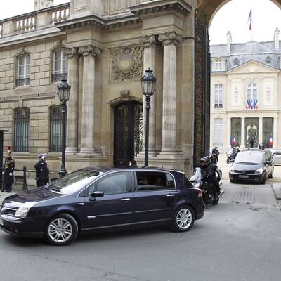 Das amtierende Präsidenten-Paar wählte im vornehmen 16. Pariser Arrondissement.
