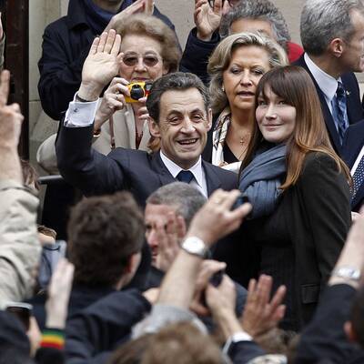 Das amtierende Präsidenten-Paar wählte im vornehmen 16. Pariser Arrondissement.
