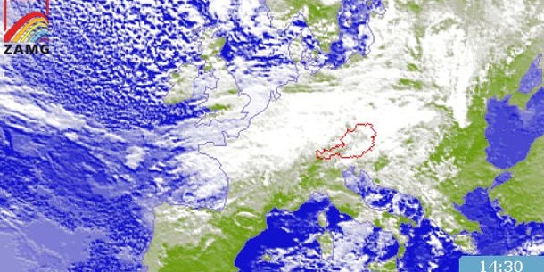 Schnee-Crash: Bus stürzt ab
